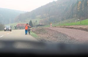 Unterwegs auf der Landstraße: Zwischen Dörlinbach und Schweighausen entsteht ein neuer Radweg, um Gefahrensituationen wie diese künftig zu vermeiden. Foto: Schubert