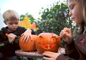 Ein zunehmender Trend: Für viele Kinder gehören leuchtende Kürbisse zu Halloween einfach dazu.  Symbolfoto: Berg Foto: Lahrer Zeitung
