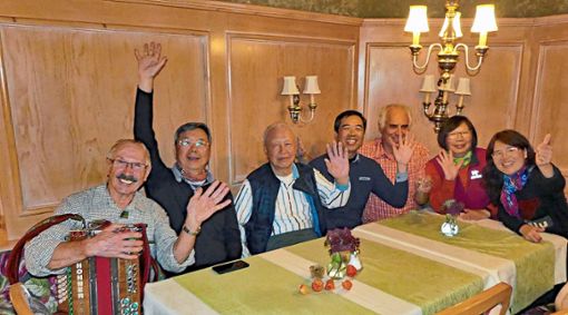Die kulinarische Herbstwanderung in Oberwolfach kam auch bei den taiwanesischen Gästen gut an. Foto: Haas Foto: Schwarzwälder Bote
