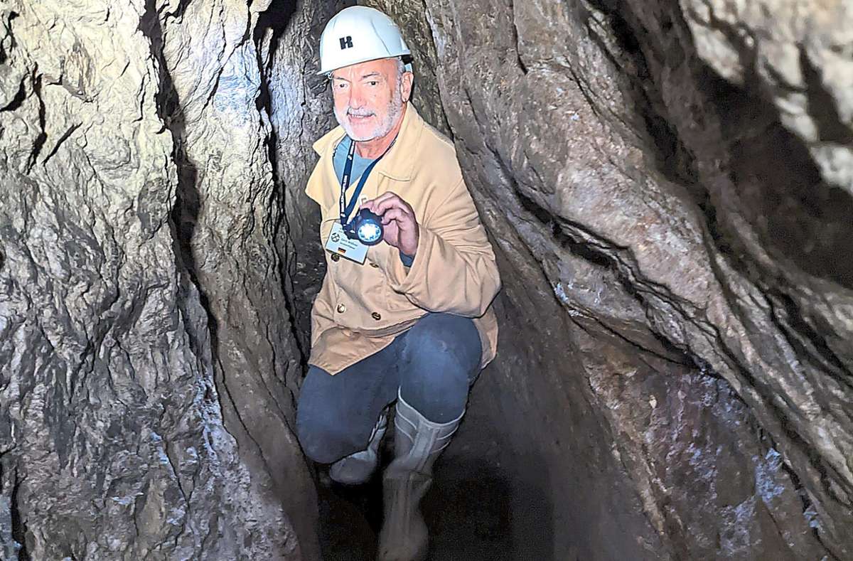 Grubenführer Gerd Wößner zeigt die teils besonders schmalen Gänge im Besucherbergwerk Grube Wenzel.