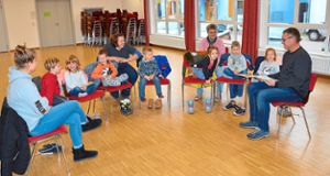 Viel Spaß hatten die Vierjährigen und die Kindergärtnerinnen beim Auftritt des neuen Hugsweierer Ortsvorstehers Georg Bader   beim Vorlesetag. Foto: Arbandt Foto: Lahrer Zeitung