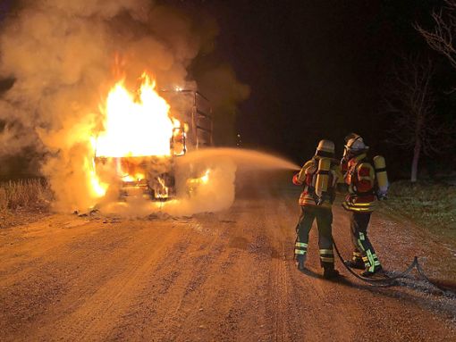 Die Einsatzkräfte der Feuerwehr taten, was sie konnten, der Lastwagen, der Freitagnacht am Herbolzheimer Schwimmbad brannte, war aber nicht mehr zu retten. Foto: Feuerwehr