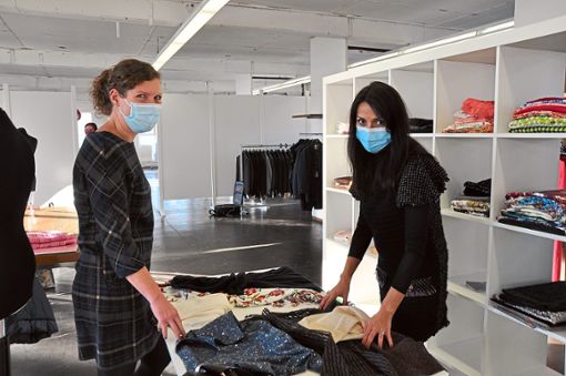 Steffi Schulz (links) und Designerin Evgeniya Scherer entwerfen ein Outfit aus alten Kleidungsstücken, die nicht mehr getragen werden. Foto: König