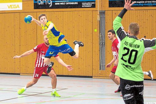 Schön eingedreht: Lukas Glunk (mit Ball)  erzielte neun Tore für  die SG Gutach/Wolfach gegen Ringsheim. Foto: Bayer Foto: Lahrer Zeitung