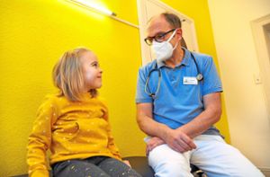 Der Lahrer Kinderarzt Christof Wettach im Gespräch mit seiner Patientin Enya. Foto: Schabel