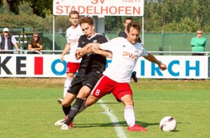 Altdorf (in Schwarz) hatte gegen Stadelhofen wenig auszurichten und verlor mit 0:3. Foto: Fissler Foto: Lahrer Zeitung