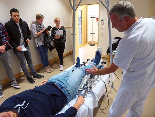 Die Studierenden aus Offenburg ließen sich im Klinikum in Wolfach Implantate zeigen. Foto: Dorn