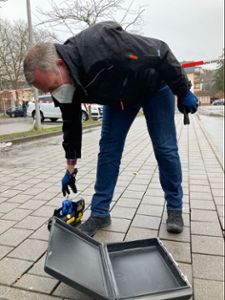 Lahrs stellvertretende Revierleiter Joachim Ohnemus zeigt den leeren Koffer, der beim Rewe in der Tiergartenstraße eine Bombenwarnung ausgelöst hat. Foto: Bender