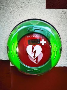 Lebensretter an der Wand: An vier Kippenheimer Gebäuden gibt es jetzt Defibrillatoren. Foto: Gemeinde Foto: Lahrer Zeitung