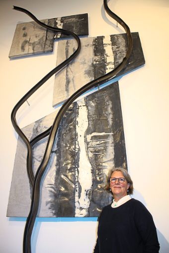 Die Künstlerin Petra Göhringer-Machleid vor ihrem gelungenen Werk aus Beton, Wachs und Stahl. Foto: Mutz Foto: Lahrer Zeitung