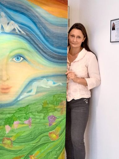 Dorota Buriana Petrow lebt seit gut einem Jahr in Gutach und hat sich an der jüngsten Ausstellung der Gutacher Malerkolonie zum Thema Übersinnlich beteiligt. Foto: Störr Foto: Schwarzwälder Bote