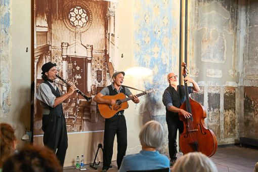 Alle Plätze besetzt: Die Gruppe Chotsch traf mit ihrer Klezmer-Musik auf großes Interesse. Foto: Decoux-Kone