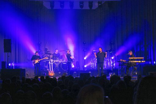 Die Band Geneses hat mit ihrer Tribute-Show rund 550 Gäste in der Sternenberghalle in Friesenheim begeistert.  Foto: Bohnert-Seidel Foto: Lahrer Zeitung