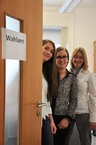 Jessica Stuber (von links), Anna Fehrenbach und Anja Reichert kümmern sich um die Wahl und alle Angelegenheiten drumherum.   Foto: far