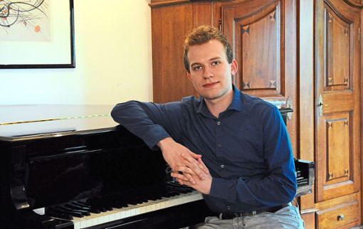Jonathan Stark im Wohnzimmer seiner Eltern, wo auch das Klavier steht.  Foto: Kiryakova Foto: Lahrer Zeitung