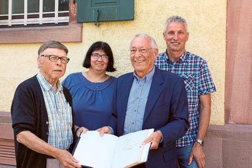 Bei der Übergabe der Urkunde (von links): Walter Batt, Claudia Santo, Bernd Schellenberg und Rudi Rest  Foto: Arbeitskreis
