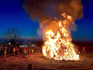 Rund 400 ausgediente Weihnachtsbäume fielen auf dem St. Floriansplatz einem großen Lagerfeuer zum Opfer.   Foto: Mutz