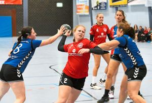 Katrin Nautascher (in Rot) und der TuS Altenheim haben eine schwere Aufgabe vor sich.  Foto: Künstle Foto: Lahrer Zeitung