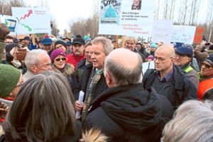 20 Minuten lang diskutierte der baden-württembergische Umweltminister Franz Untersteller (karierter Schal) mit den 400 Demonstranten. Foto: Masson