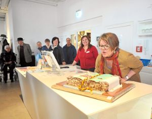 Zum Geburtstag gratulierte auch Museumsleiterin Gabriele Bohnert (rechts). Foto: Baublies
