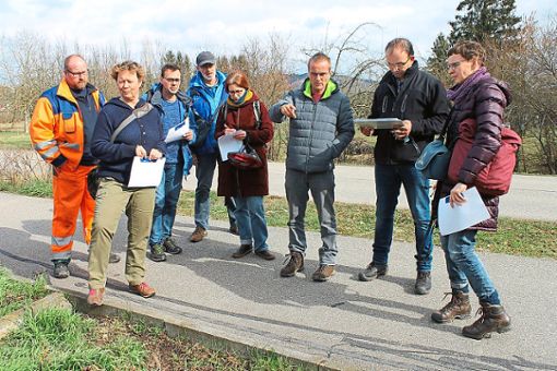 Eine Delegation von Experten, Nabu- und Stadtvertretern begutachtete potenzielle Biotop-Standorte in Ettenheim.   Foto: Stadt