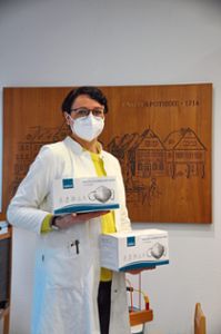 Olga Ishutina bietet in der Engel-Apotheke fünf FFP2-Masken zum Preis von zehn Euro an.  Foto: Köhler
