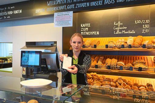 Verkäuferin Angela Bassel präsentiert bei der Bäckerei Waidele in Haslach einen Kassenbon für eine Brezel. Fotos: Reinhard Foto: Schwarzwälder Bote