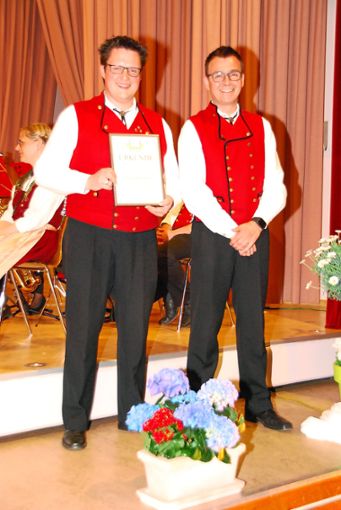Gerhard Himmelsbach (rechts) dankte Jörg Ohnemus für dessen langjährige Arbeit im Verein mit einer Urkunde.   Foto: Schmidt