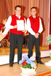 Gerhard Himmelsbach (rechts) dankte Jörg Ohnemus für dessen langjährige Arbeit im Verein mit einer Urkunde.   Foto: Schmidt