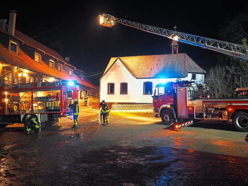 Die Feuerwehr hatte den Brand schnell unter Kontrolle – auch dank des beherzten Eingreifens der Kollegen aus Wolfach, die zufällig vor Ort waren. Foto: Reinhard