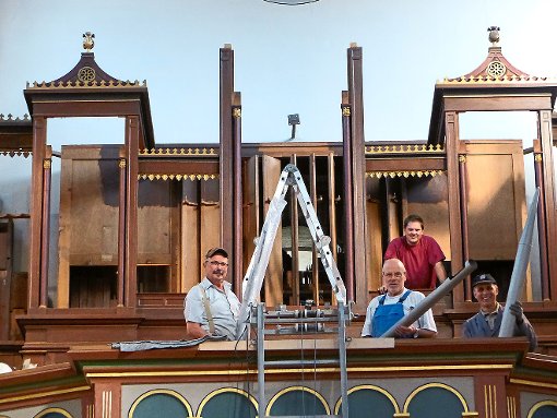Mitarbeiter der Vleugels-Orgelmanufactur aus Hardheim im Odenwald haben die Reichenbacher Orgel in ihre Einzelteile zerlegt. Foto: Vögele Foto: Lahrer Zeitung