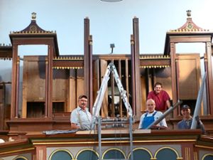 Mitarbeiter der Vleugels-Orgelmanufactur aus Hardheim im Odenwald haben die Reichenbacher Orgel in ihre Einzelteile zerlegt. Foto: Vögele Foto: Lahrer Zeitung