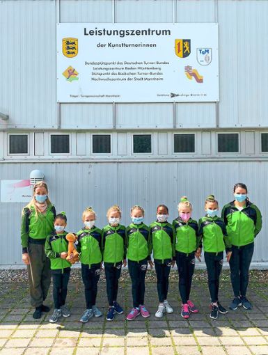 Die jungen Turnerinnen des KTH Herbolzheim vor dem Leistungszentrum in Mannheim. Foto: Verein