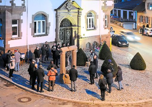 Die Bürgergemeinschaft Dinglingen feiert vor dem Rathaus die Rückkehr ihres Brunnens. Foto: Baublies