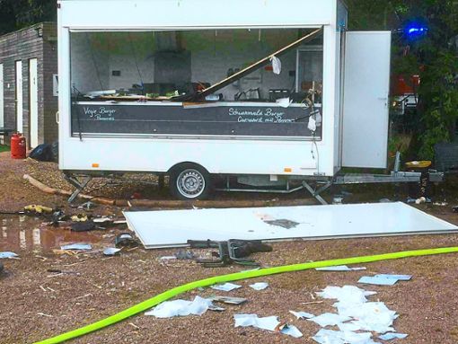 Eine Gasverpuffung hat die Wand des Imbisswagens herausgerissen.Foto: Feuerwehr Gutach Foto: Schwarzwälder Bote