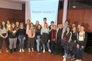 Werner Reich (Siebter von rechts) berichtete den Friesenheimer Schülern über seine Erlebnisse im KZ.  Foto: Bohnert-Seidel Foto: Lahrer Zeitung