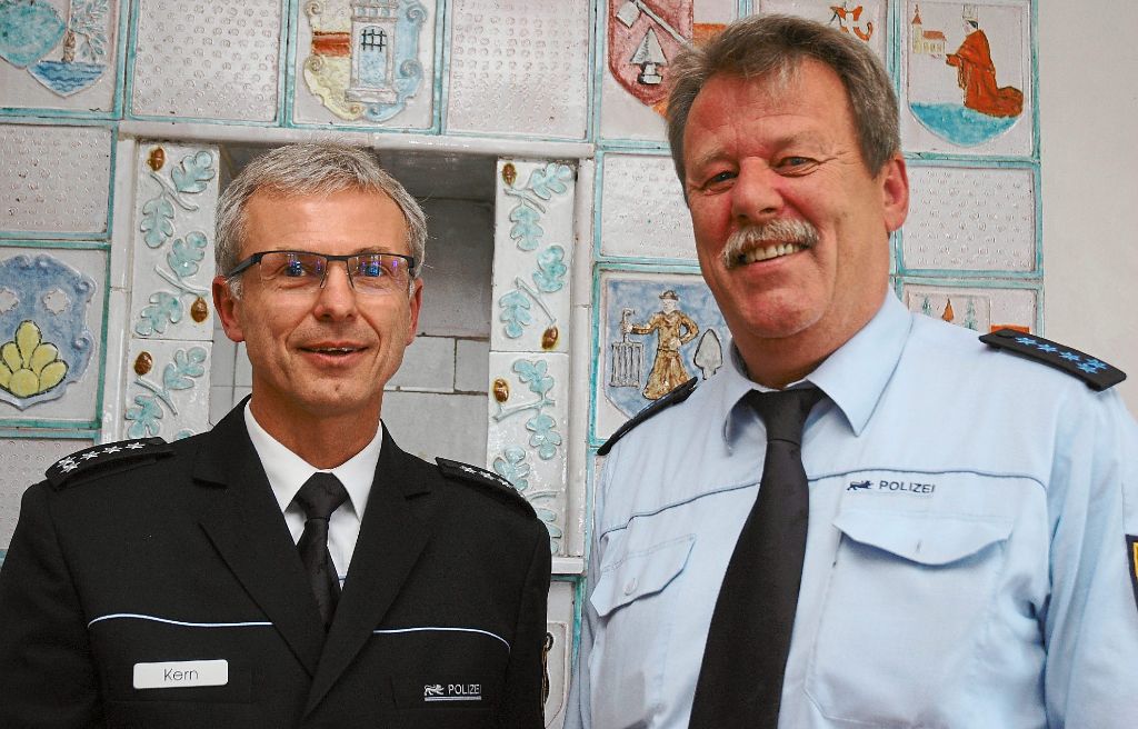 Günter Kern, stellvertretender Leiter des Polizeireviers, dankte Wolfgang Sieburg (rechts) für seine Arbeit.  Foto: Haid Foto: Lahrer Zeitung