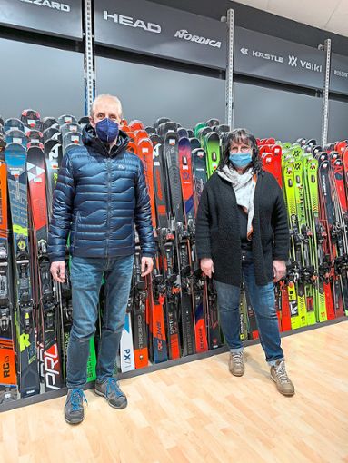 Evi Beck-Rosinski und Sigi Strauß vor ihrem Ski-Sortiment, das wegen der Reisebeschränkungen in diesem Winter nicht wie von ihnen  gewünscht verkauft werden konnte. Das Wetter für  Wintersportler optimal gewesen, doch wegen der Pandemie gab es Reisebeschränkungen. Foto: privat