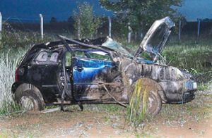 Drei Insassen des total demolierten Unfallwagens wurden schwer verletzt.  Foto: Künstle