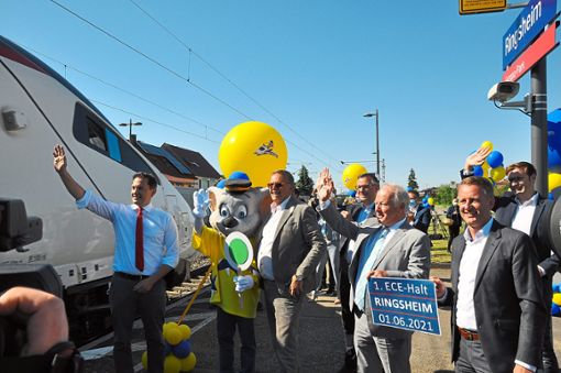 Mit Luftballons, Euro-Maus und kleinen Geschenken begrüßten Vertreter des Parks, der Gemeinde RIngsheim, Presse-Vertreter Bundestagsabgeordnete den ersten ECE, der in Ringsheim Halt machte.  Foto: Göpfert