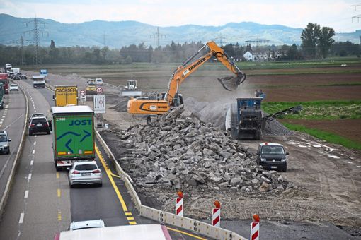 Die Sanierung des Autobahn-Abschnitts zwischen Lahr und Herbolzheim läuft trotz Corona nach Plan. Der alte Belag wird ausgebaggert, zermahlen und dann wiederverwendet. Foto: Braun