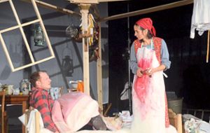 Szene aus dem Stück Emmas Glück , das beim Theater Baden Alsace (Baal) am 6. Dezember Premiere feiert.  Foto: Vaternahm Foto: Lahrer Zeitung