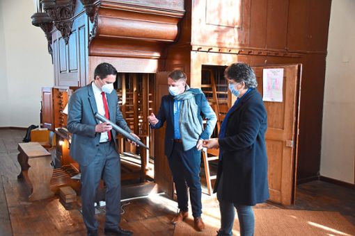 SPD-Bundestagsabgeordneter Johannes Fechner (links) lässt sich von Michael Kaufmann und Susanne Moßmann die Besonderheiten der Silbermann-Orgel in Meißenheim erklären. In der Hand hält er eine originale Pfeife aus dem 18. Jahrhundert.  Foto: Köhler