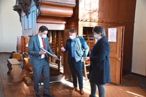 SPD-Bundestagsabgeordneter Johannes Fechner (links) lässt sich von Michael Kaufmann und Susanne Moßmann die Besonderheiten der Silbermann-Orgel in Meißenheim erklären. In der Hand hält er eine originale Pfeife aus dem 18. Jahrhundert.  Foto: Köhler
