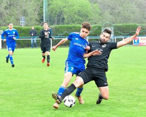 Der SV Rust (in Blau) kann im Topspiel gegen den SV Mühlenbach einen großen Schritt in Richtung Meisterschaft machen.  Foto: Künstle Foto: Lahrer Zeitung