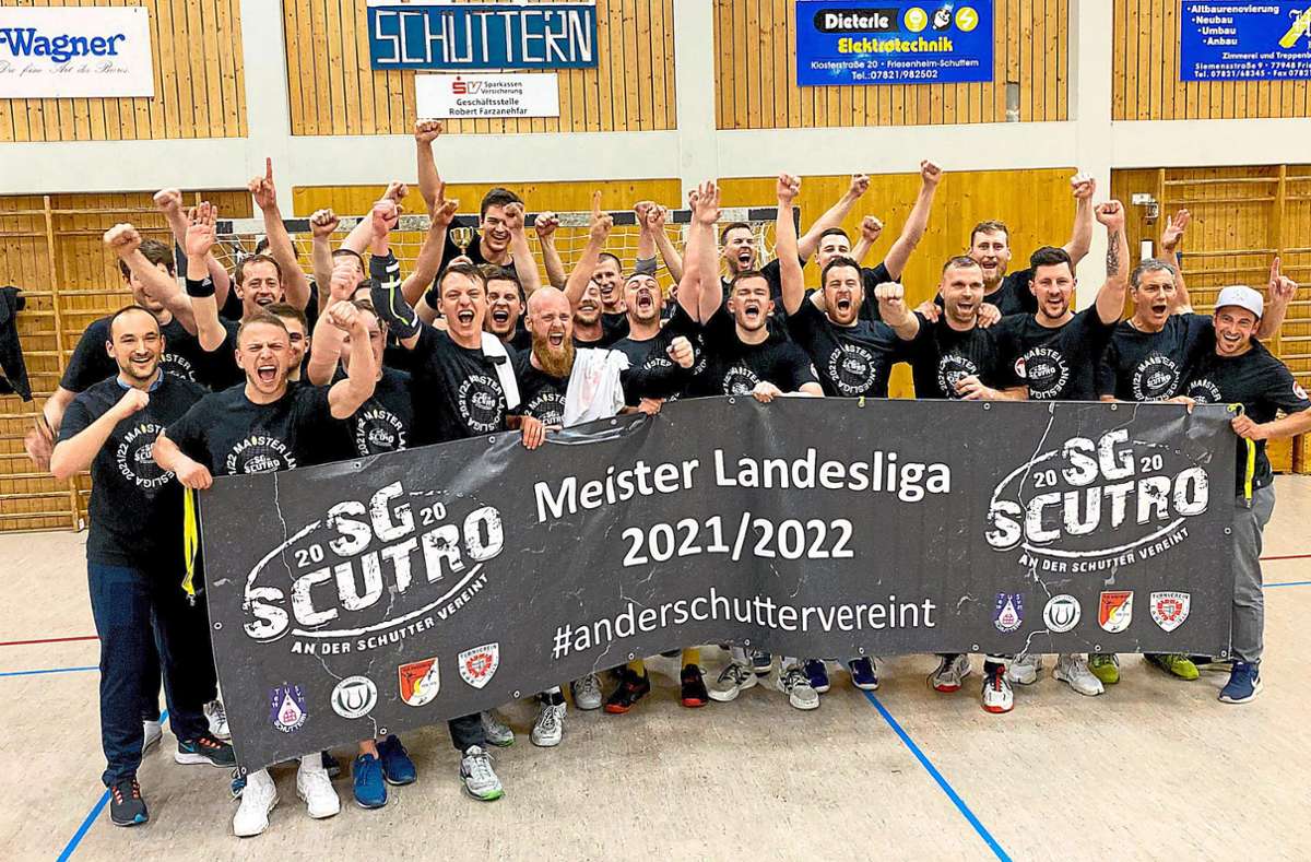 Grenzenloser Jubel bei der SG Scutro: Nach einem klaren Heimsieg ist der Verein Meister der Landesliga Nord.