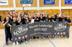 Grenzenloser Jubel bei der SG Scutro: Nach einem klaren Heimsieg ist der Verein Meister der Landesliga Nord. Foto: Wendling