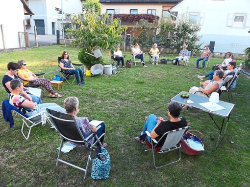 Im Garten von Marietta Rottler hat sich die Frauengemeinschaft Oberschopfheim das erste Mal nach mehreren Wochen Zwangspause wieder getroffen. Foto: Bohnert-Seidel