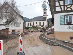 Aktuell ist die Durchfahrt von der Hofstetter Dorfbrücke bis zur Kirche wegen der Umgestaltungsmaßnahmen gesperrt, es besteht eine innerörtliche Umleitung. Foto: Störr Foto: Schwarzwälder Bote