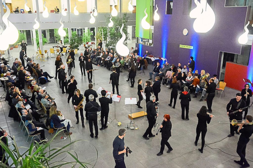 Die Musiker verteilten sich immer wieder neu im Innenhof des Max-Planck-Gymnasiums.  Fotos: Baublies
